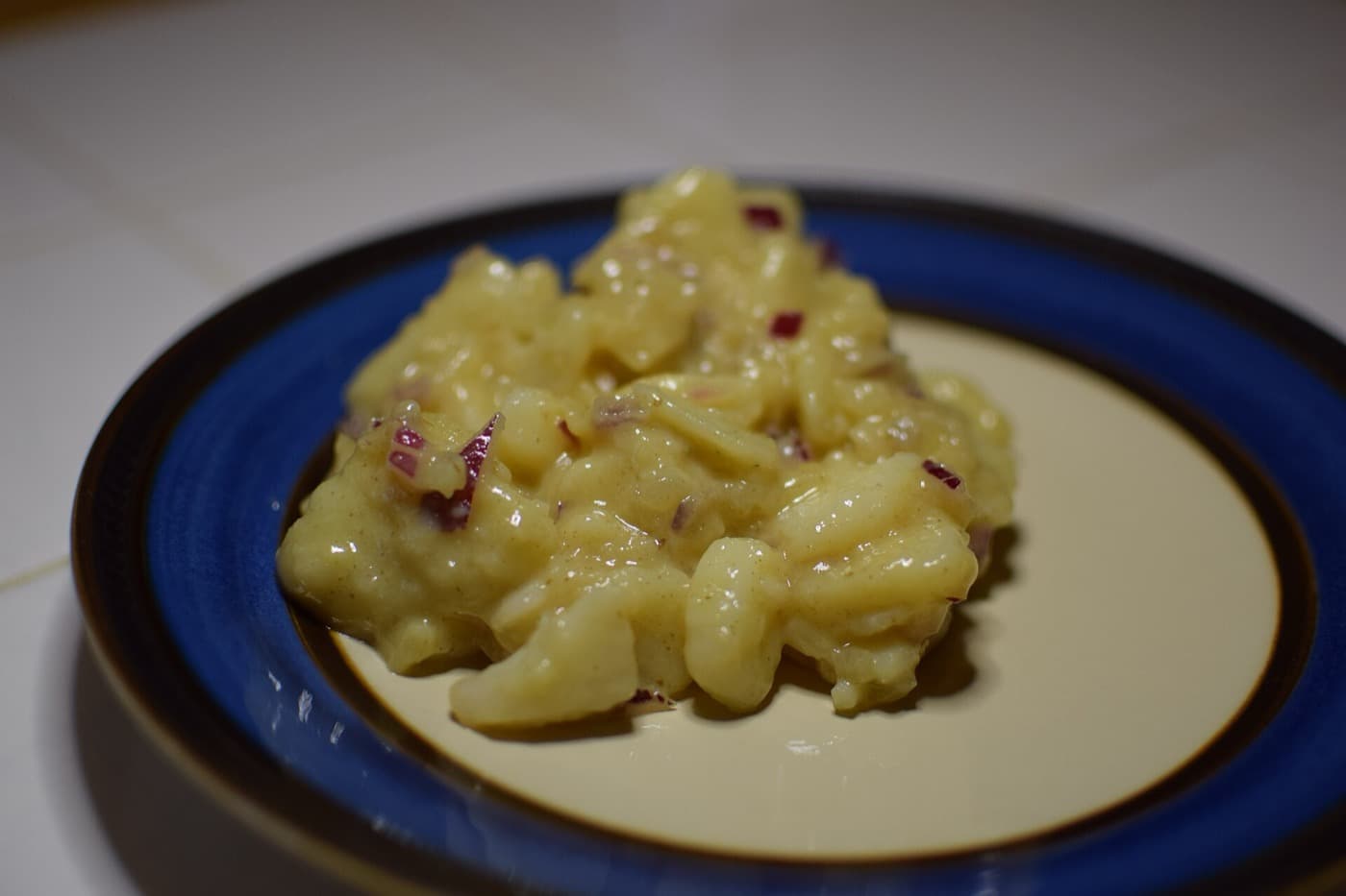 Kartoffelsalat mit Brühe und Essig