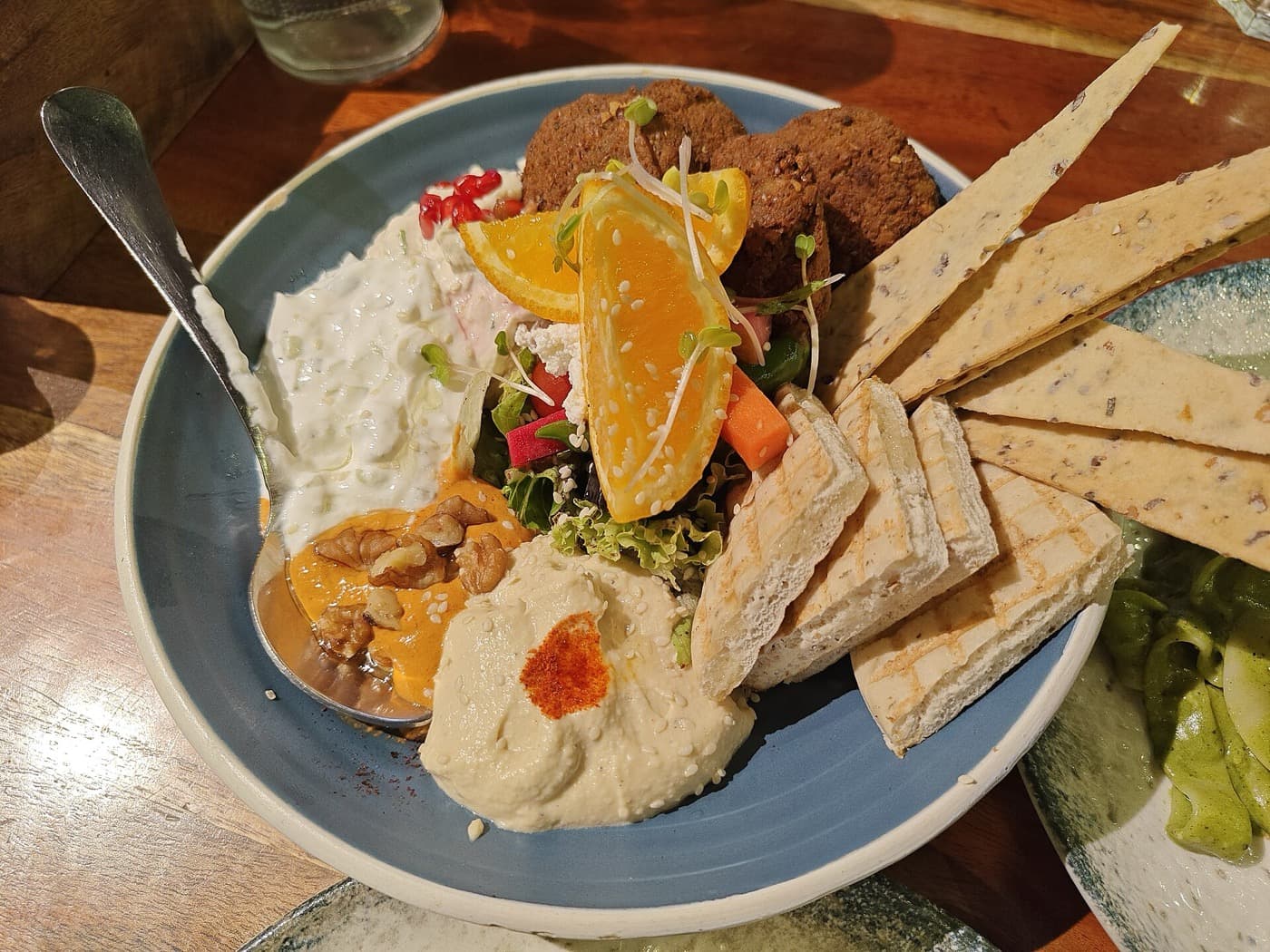 Vegane Buddha-Bowl mit Falafel
