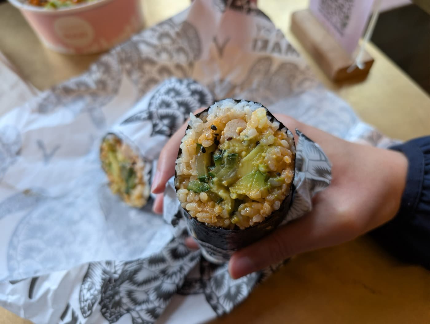 Sushi-Burrito mit Lachs