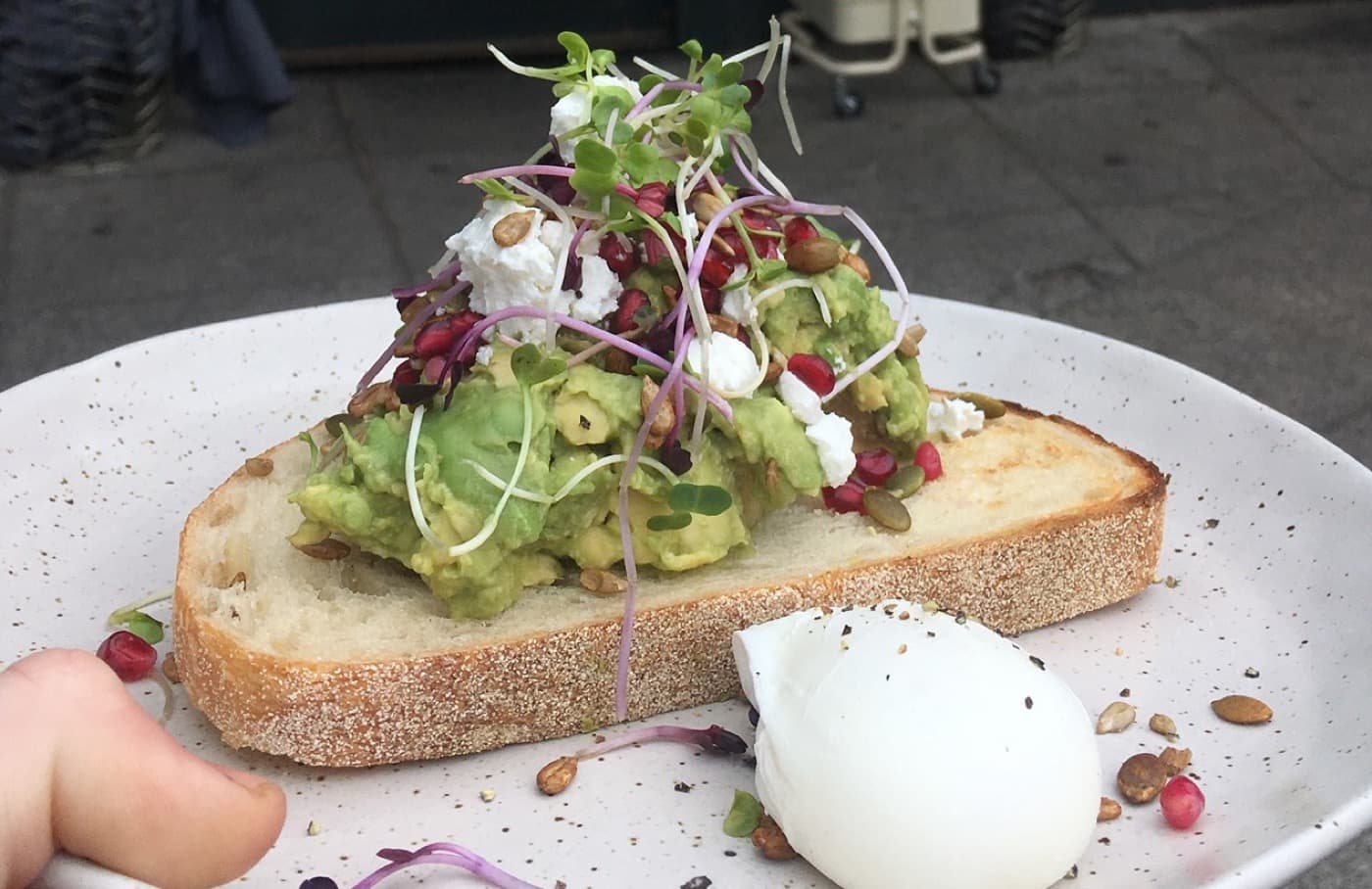 Avocado-Brot mit pochiertem Ei