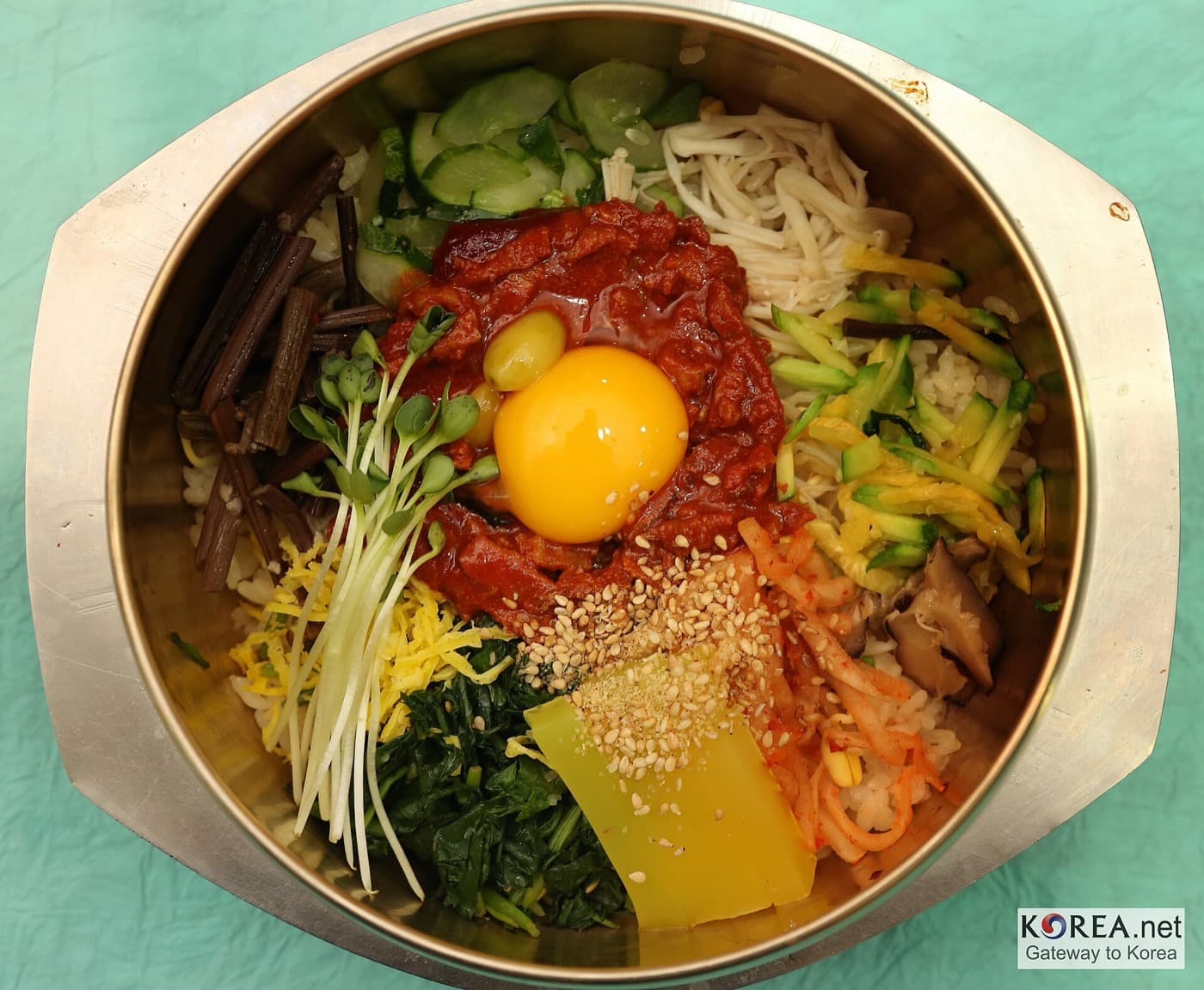 Bibimbap mit Gemüse und Ei