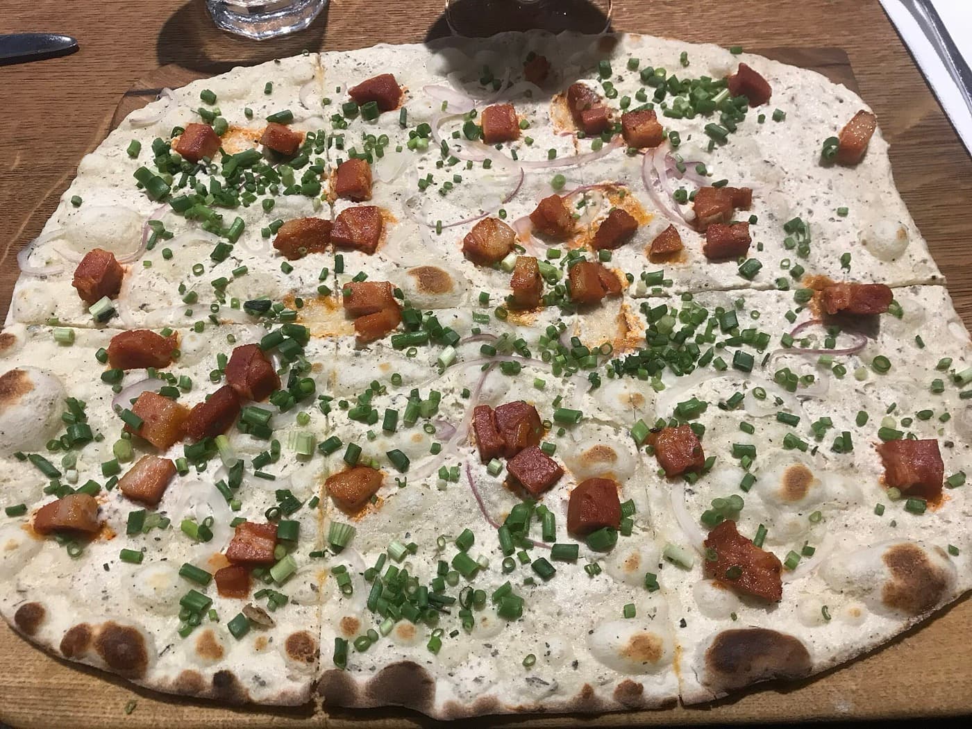 Flammkuchen mit Speck und Zwiebeln