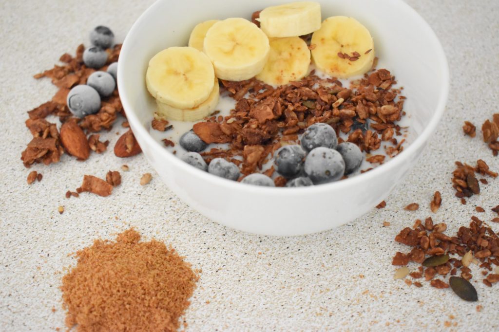 Bananen-Kakao-Creme mit Beeren und Walnüssen